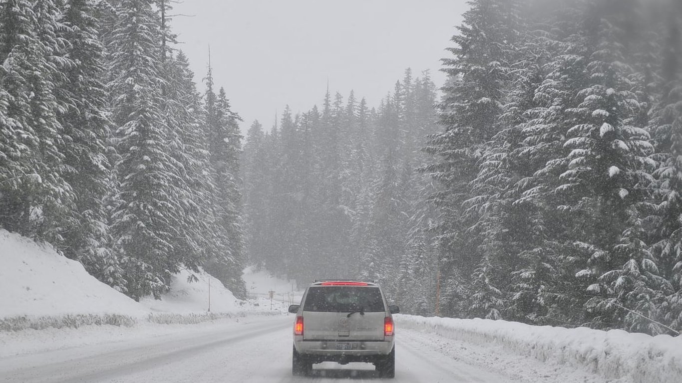 Жовтий рівень небезпеки через сніг та мороз на Одещині: водіям приготуватися