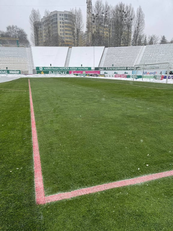 Стадион Украина во Львове засыпало снегом