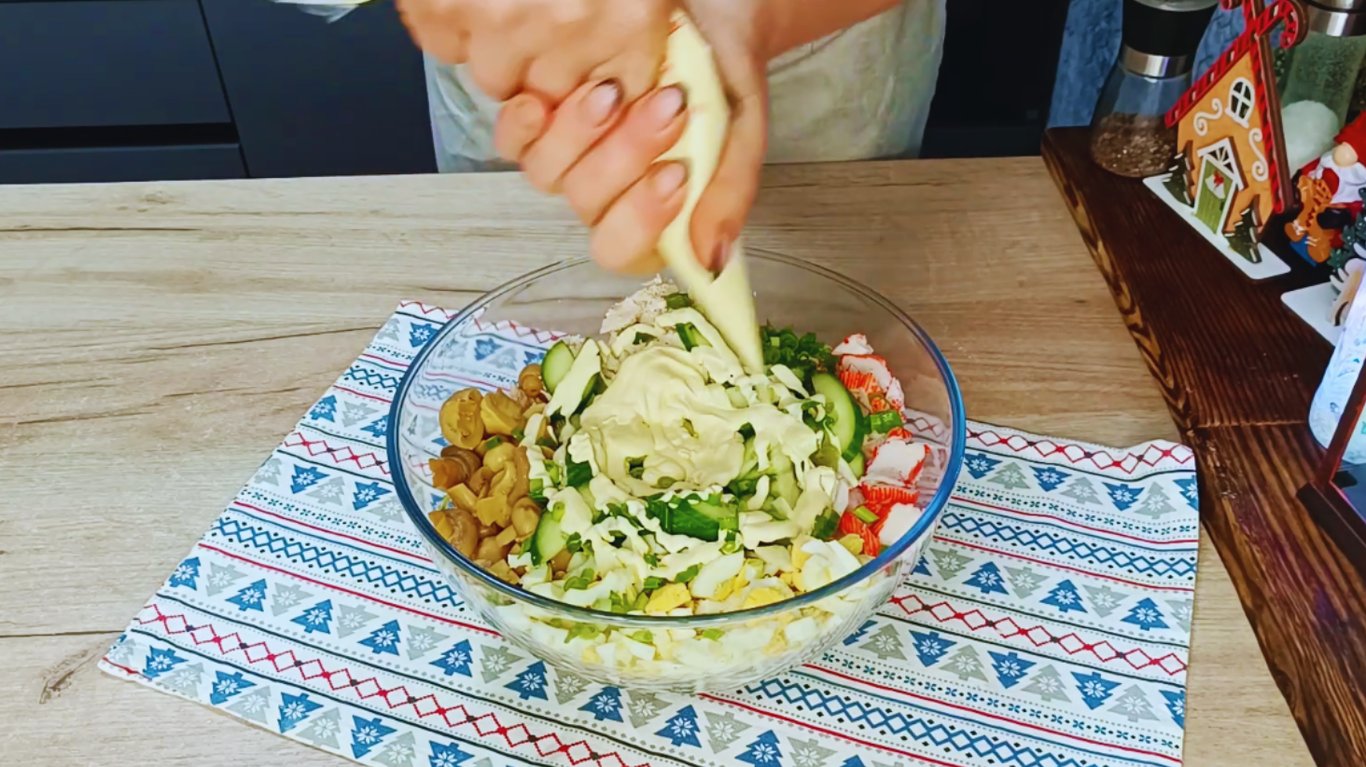 смачний салат з куркою та крабовими паличками