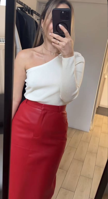 Червону спідницю варто поєднувати зі світлим светром