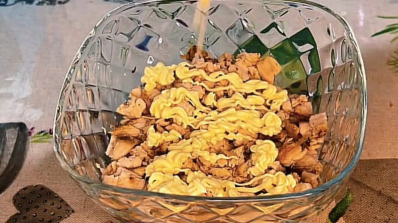 салат з куркою та ананасами