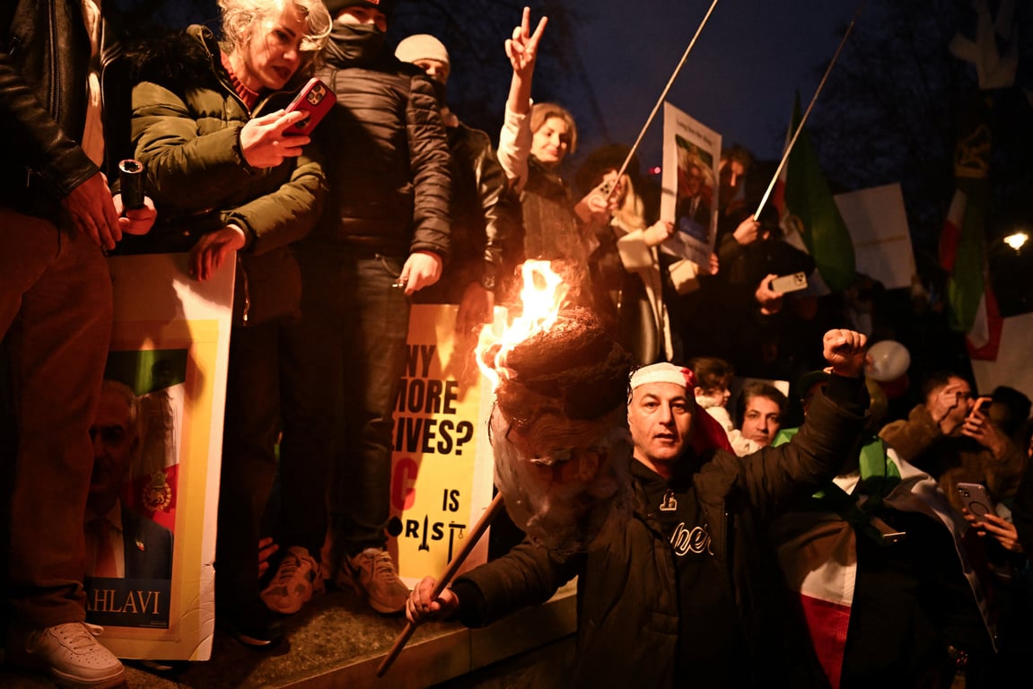 Количество погибших во время протестов в Иране увеличилось - фото 2