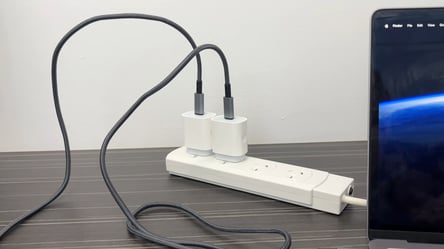 Зарядное устройство в розетке без дела: почему это опасно - 285x160