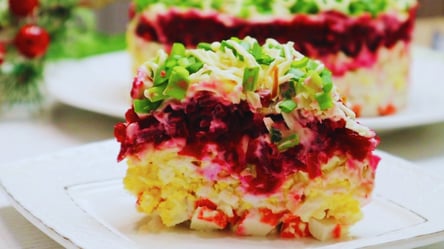 Салат "Карнавал" с крабовыми палочками на Новый год 2026 — рецепт - 285x160