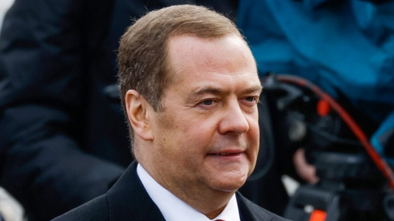 Медведев обиделся и призвал скачивать пиратские фильмы и музыку