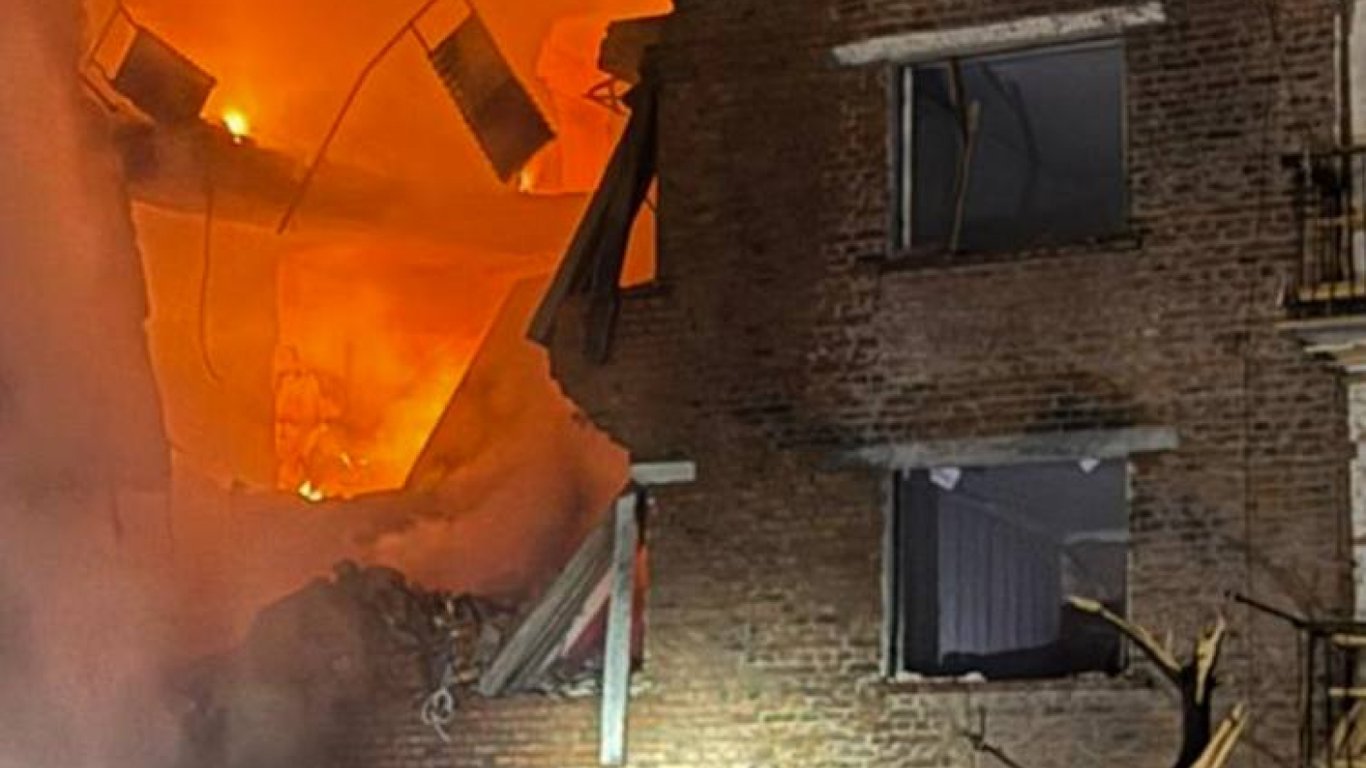 Удар по Конотопу: дрон попал в многоэтажку, есть раненые