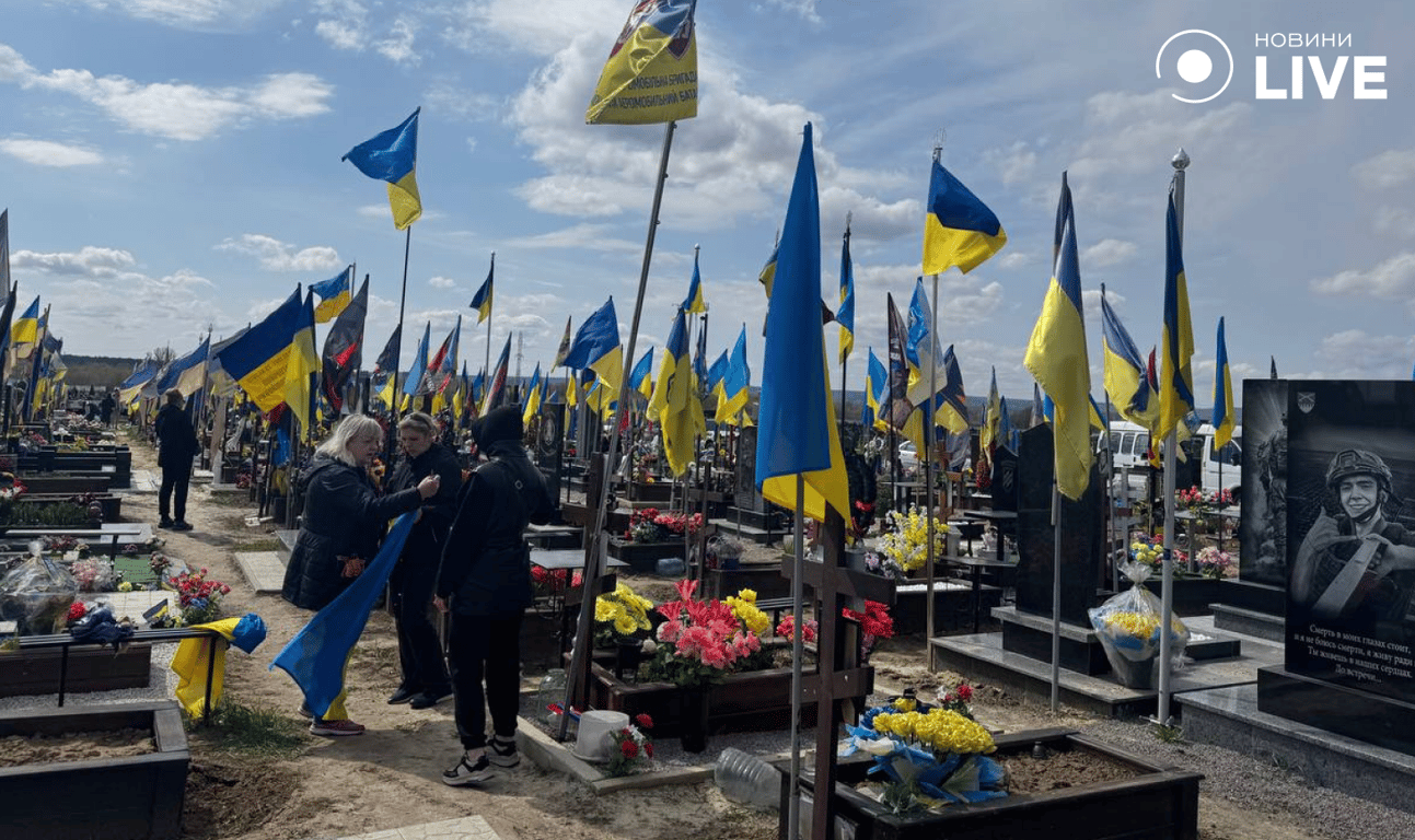 У Харкові впорядковують Алею Слави: мешканці долучились до акції памʼяті