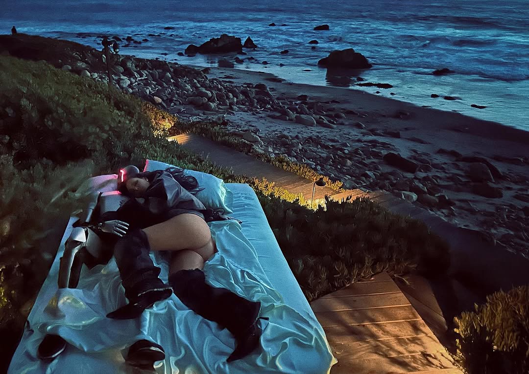 Кім Кардаш'ян провела ніч з роботом - фото