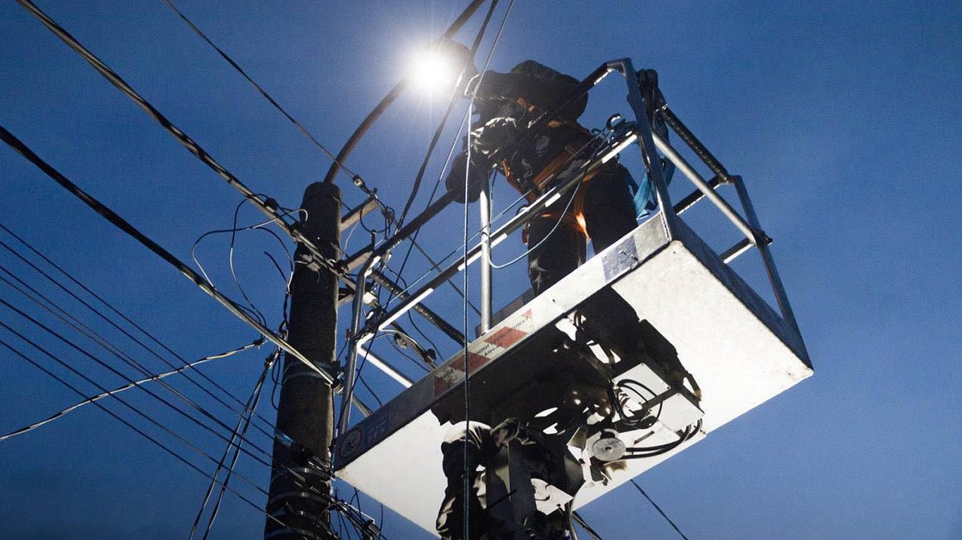 В десяти областях перебои с электроэнергией из-за обстрелов и непогоды