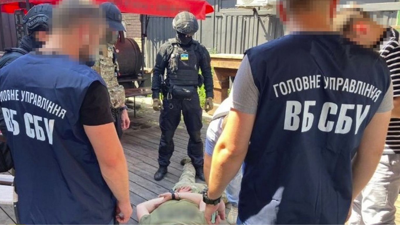 В Харькове задержали преступную группу, которая под видом СБУ грабила людей