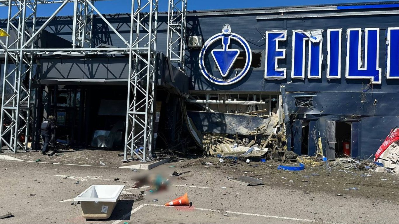 Оккупанты обстреляли гипермаркет в Херсоне: известно о трех погибших