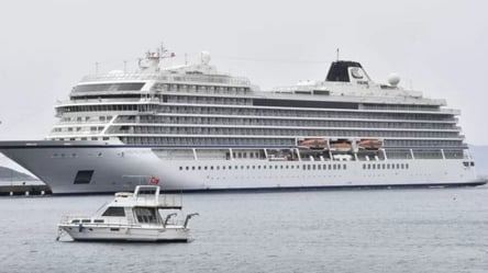 Сотни пассажиров круизного лайнера Viking Orion уже неделю не могут взойти на берег: в чем причина - 285x160