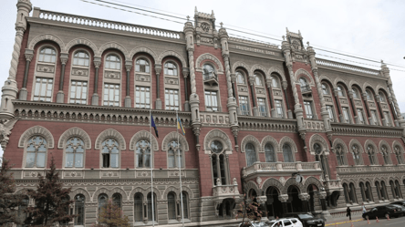 Нацбанк продає валюту з резервів для стримування падіння гривні - 290x160