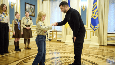 Zelensky accepted the Bethlehem Peace Light from Ukrainian scouts - 304x171