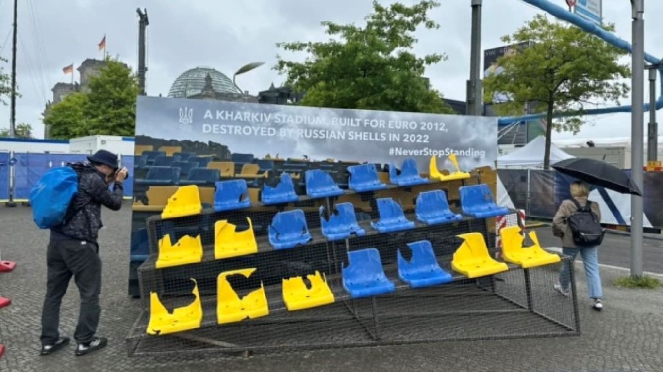 Инсталляция УАФ в Берлине: выставлена разбитая трибуна стадиона на Евро-2024