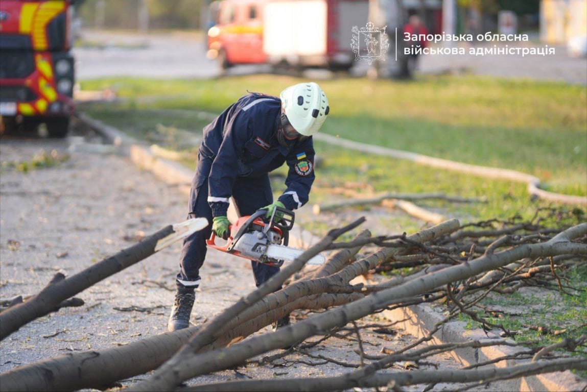Наслідки обстрілу: рятувальники працюють на місці атаки РФ у Запоріжжі