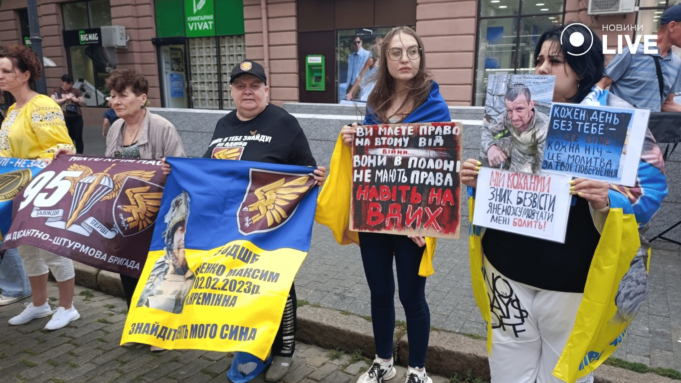 Учасниці акції в Одесі з плакатами про полонених захисників