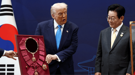 Вперше в історії США — Трампу в Кореї вручили особливу нагороду - 290x166