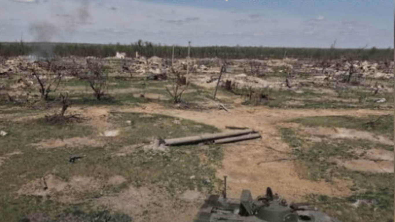 Выжженные деревья, вырвы на земле и руины вместо домов — как выглядят Крынки на Херсонщине