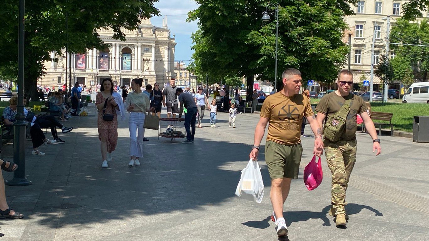 Донаты на армию во Львове: Как часто горожане поддерживают ВСУ сегодня — опрос ко Дню благотворителя