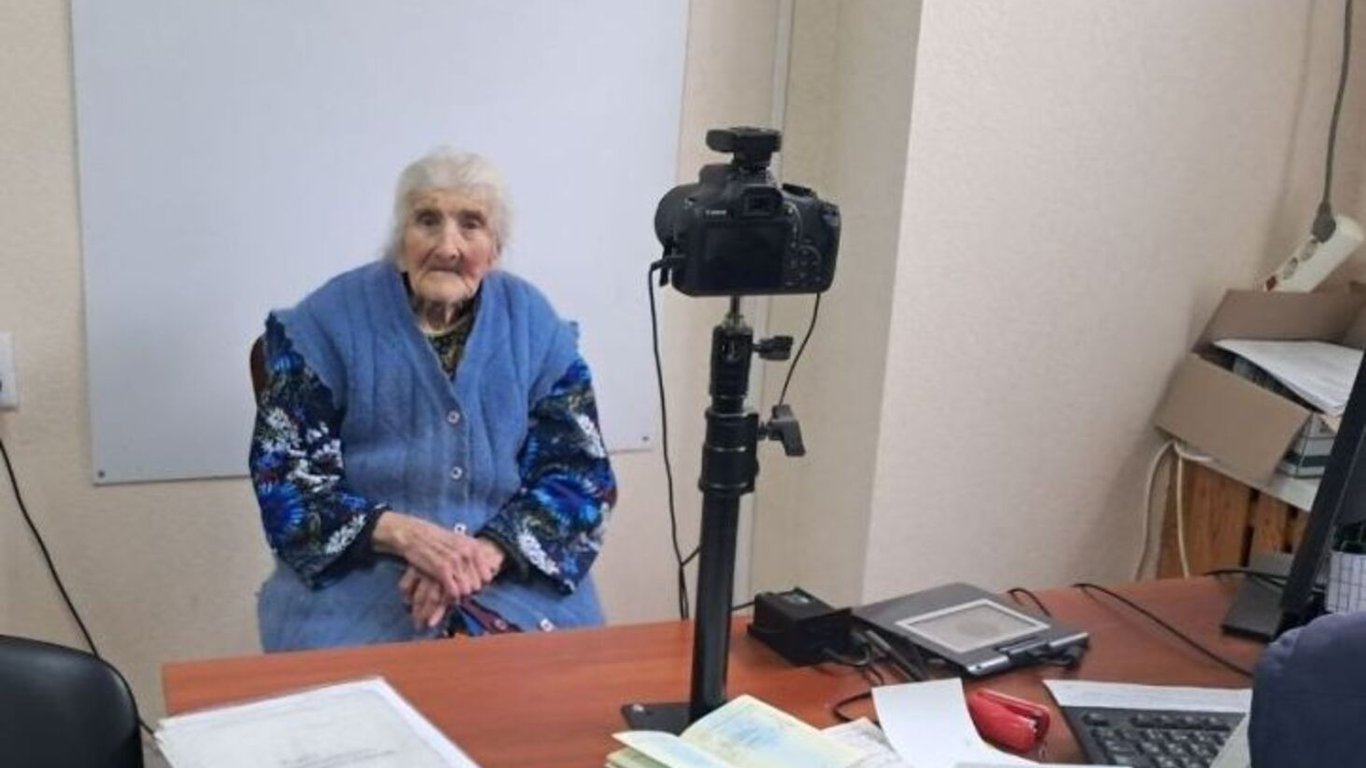 На Донеччині 100-річна бабуся оформила закордонний паспорт