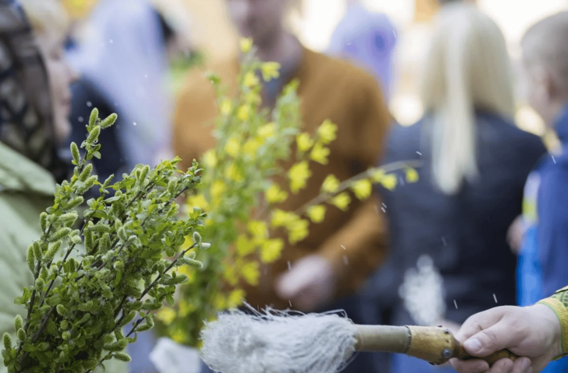 Верба в церкви