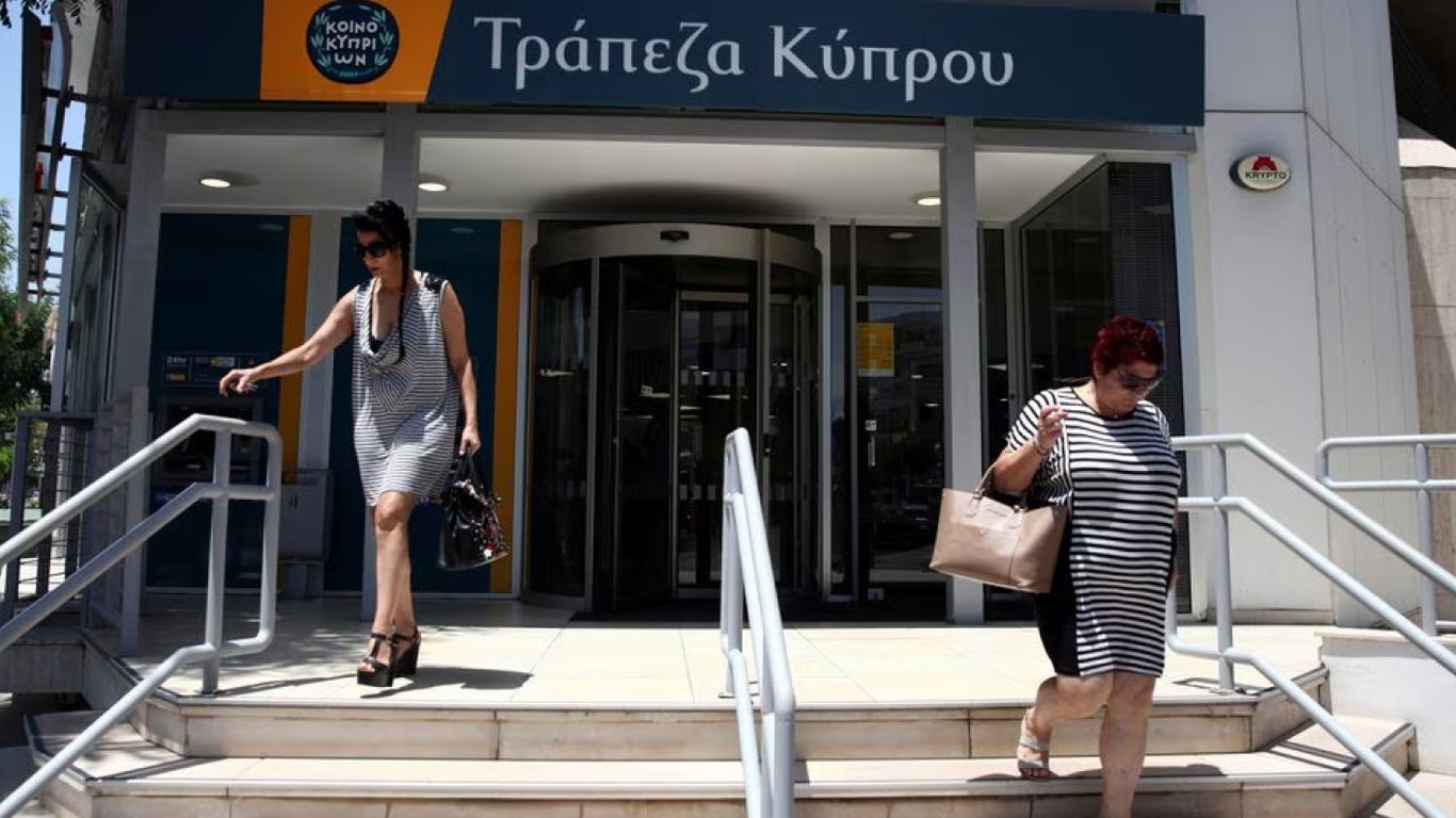 Найбільший банк Кіпру попередив росіян про закриття рахунків