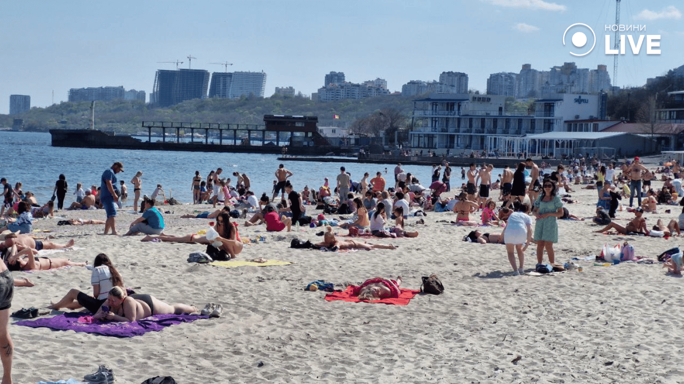 Хтось купається, а хтось займається риболовлею — на одеському узбережжі сьогодні людно - фото 6