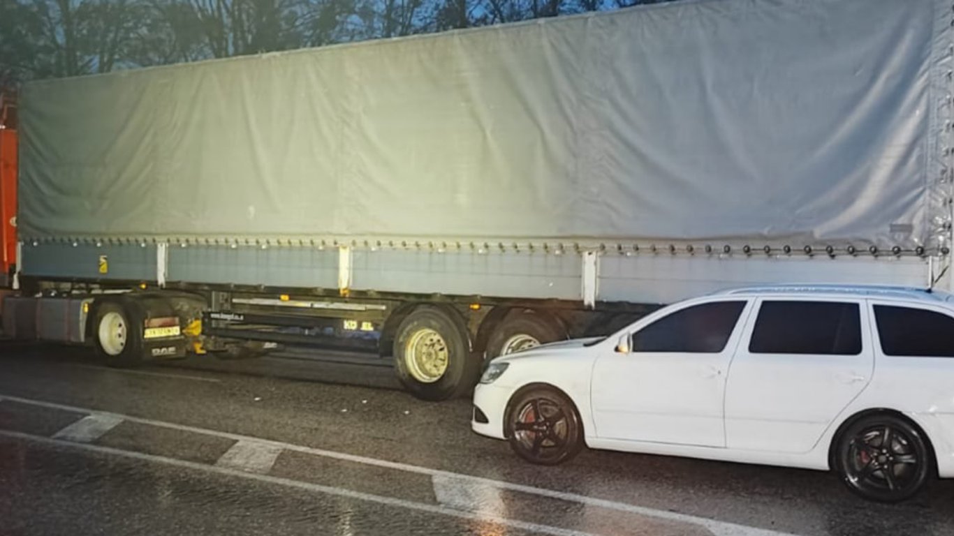 У Харківській області легковик врізався у вантажівку — є постраждалий