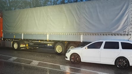 У Харківській області легковик врізався у вантажівку — є постраждалий - 285x160