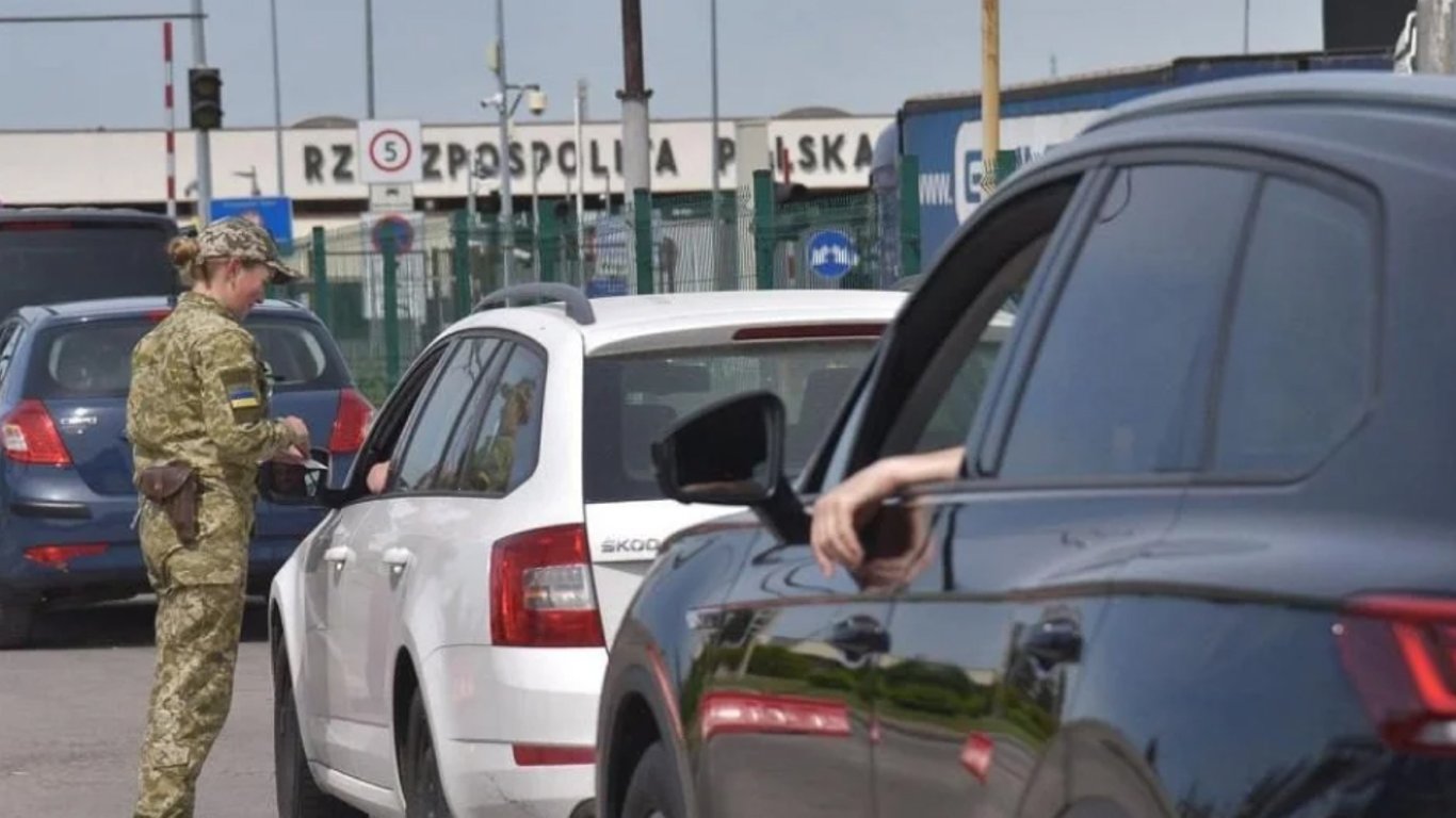 На польському кордоні утворились затори на вʼїзд в Україну