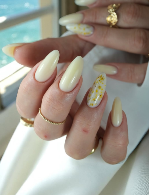 Жовтий колір манікюру принесе удачу