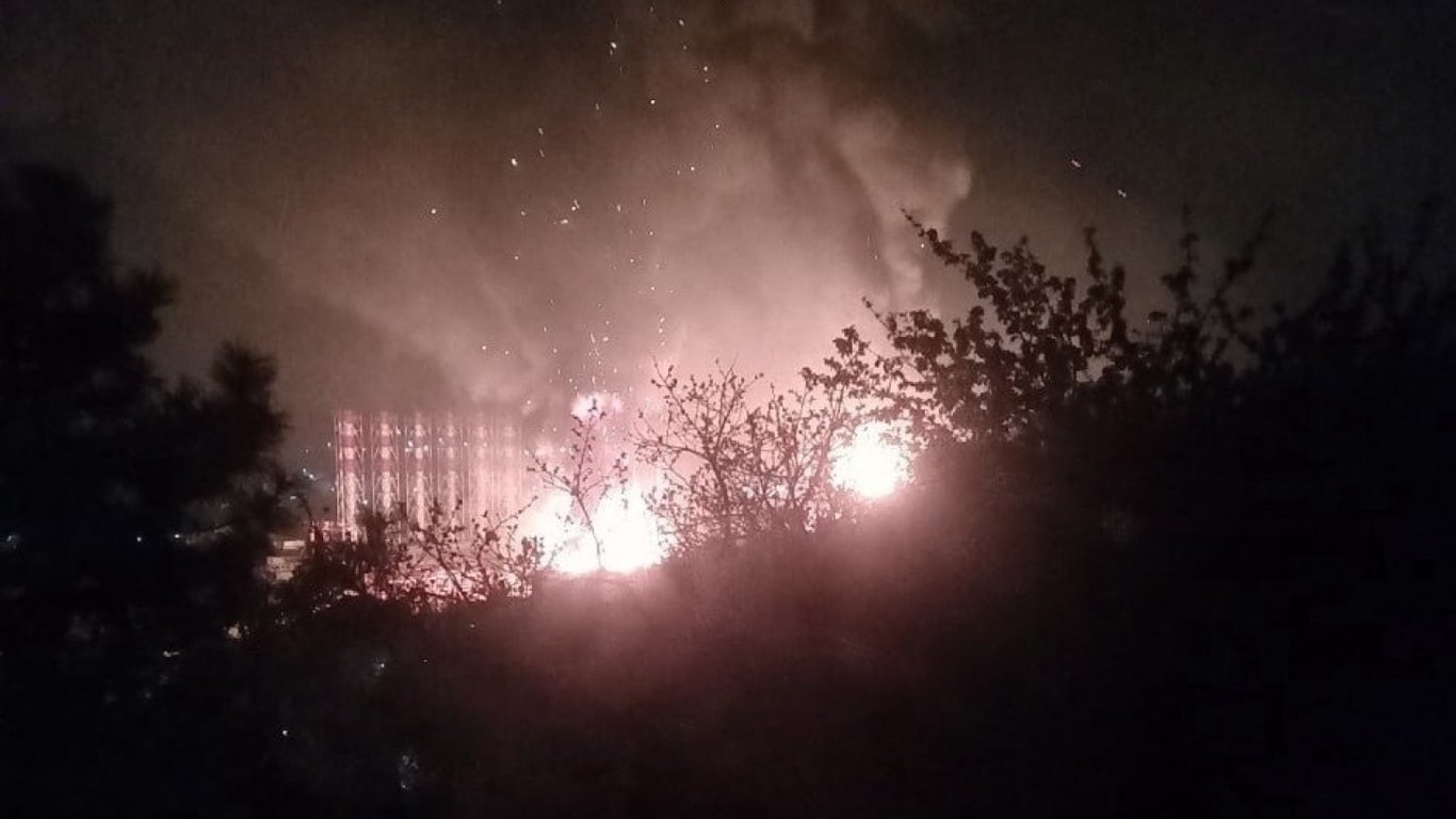 Туапсинський НПЗ знову горить: сталася масштабна атака дронів