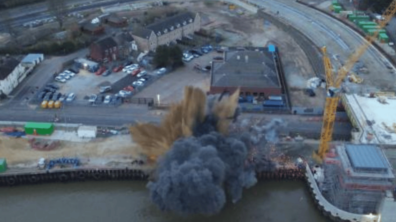 В Британии взорвалась 250-килограммовая бомба: подробности инцидента и видео