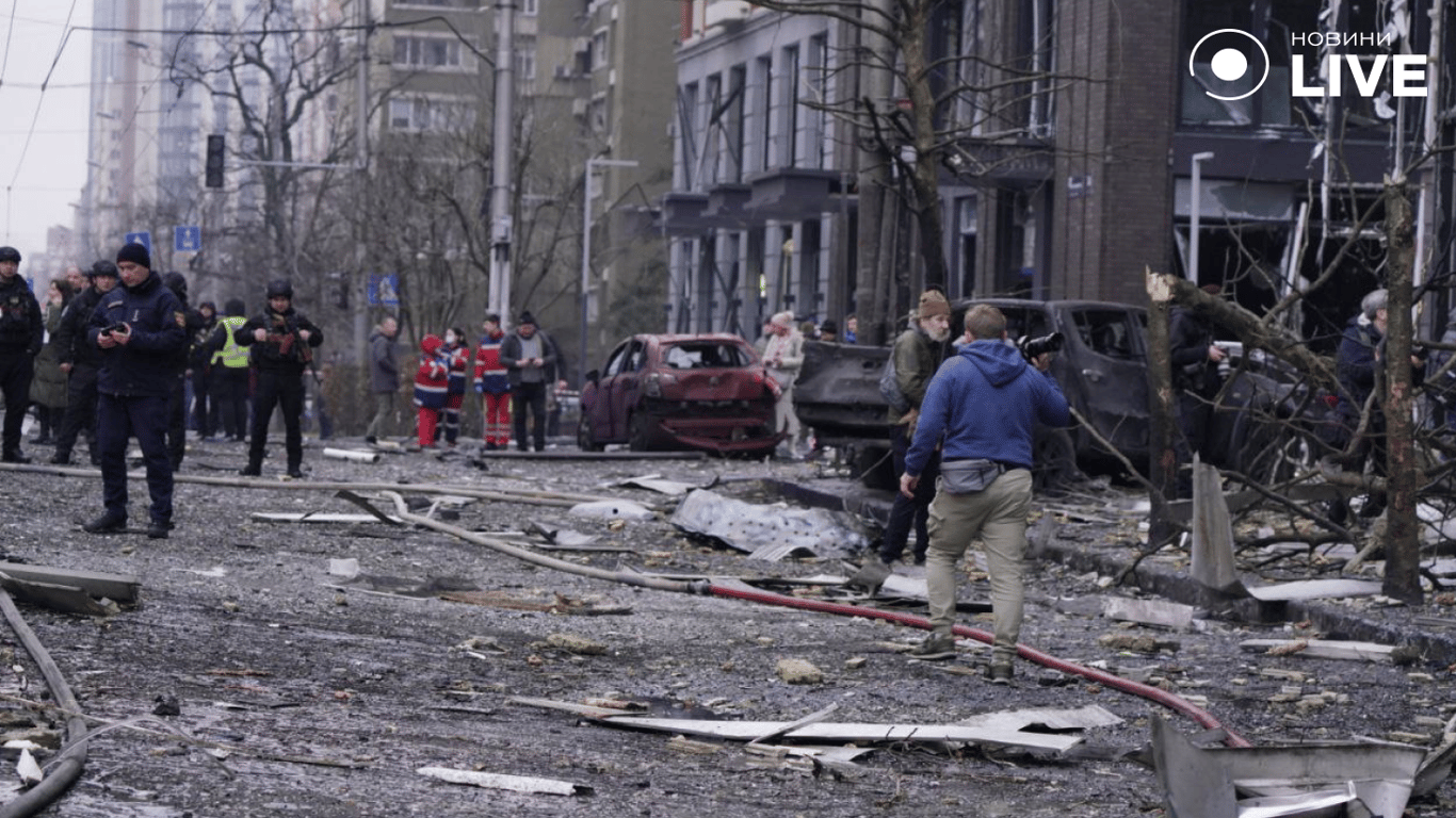 Пошкоджені будівлі у Києві після атаки балістичними ракетами