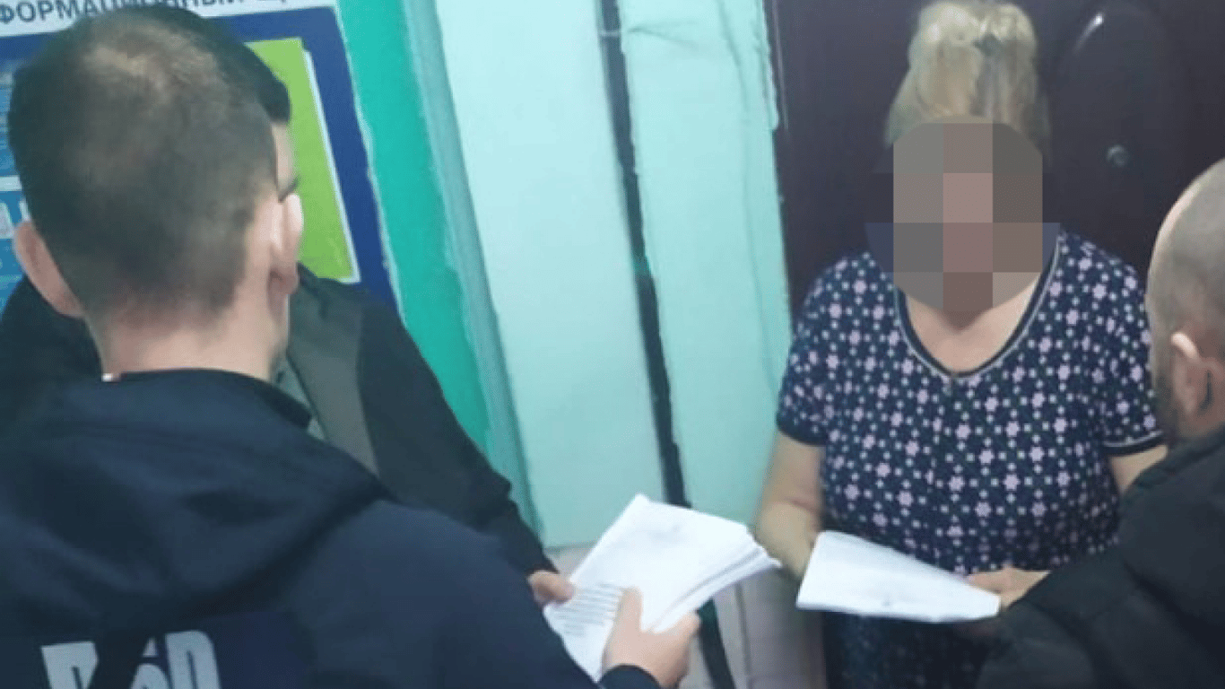 Миллион в зарплату "по дружбе" — в Одесской области разоблачили чиновницу