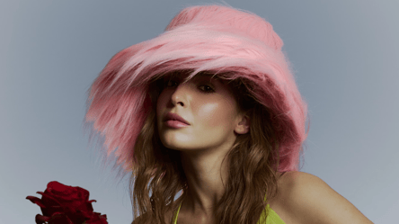 Учасниця "Холостяка-14" знову вразила ефектним головним убором - 285x160