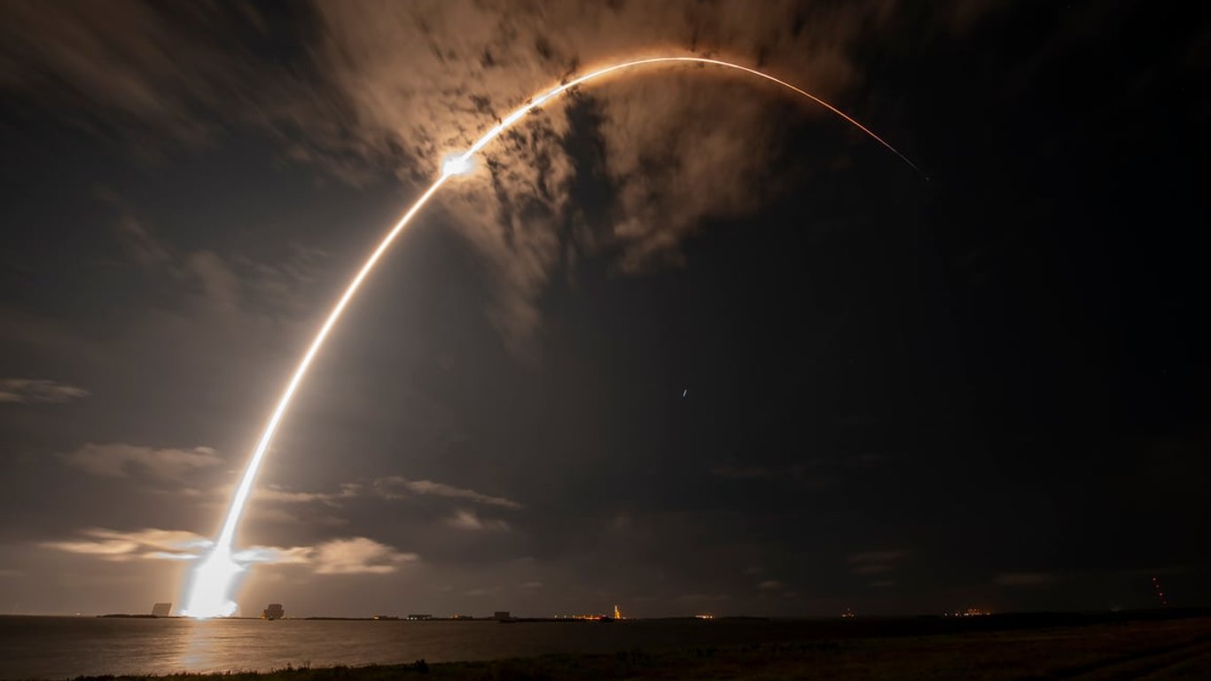 Появились впечатляющие кадры запуска Starlink и еще 22 спутников SpaceX на орбиту.