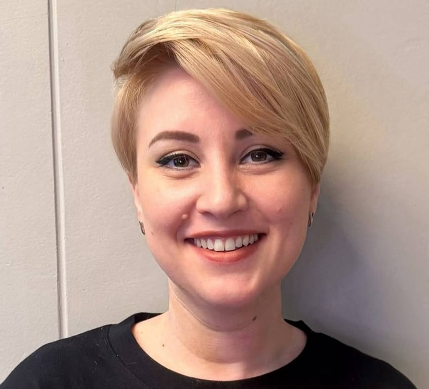 Коротка трендова стрижка для зрілих жінок