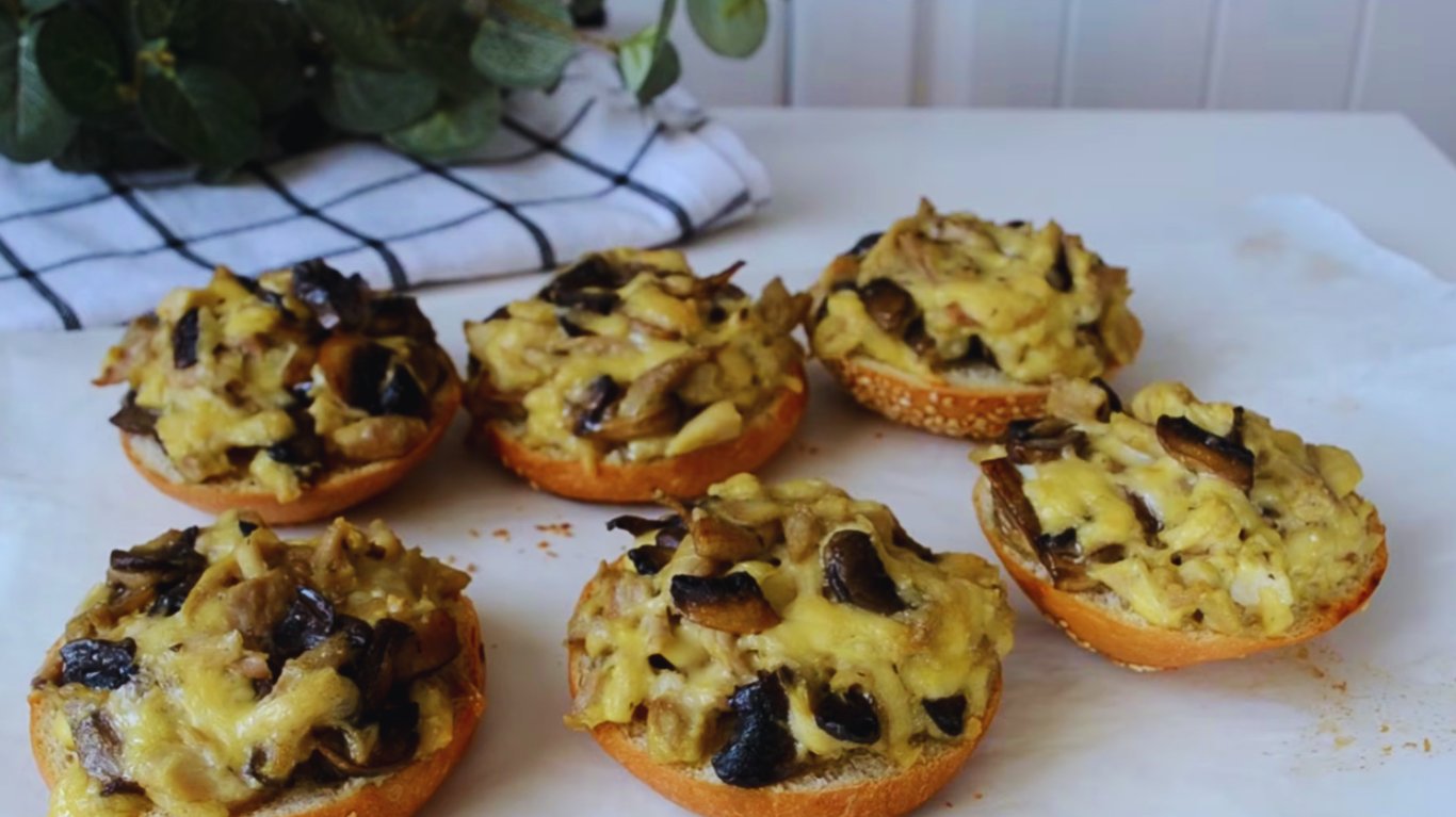 рецепт гарячих бутербродів з куркою та грибами