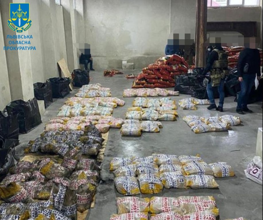 Мішки з накротичними речовинами. Фото: Львівська обласна прокуратура