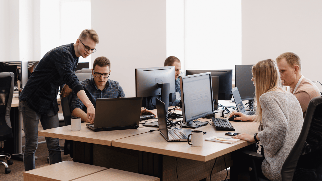 Фахівці вже стикаються зі скороченнями на роботі через ШІ