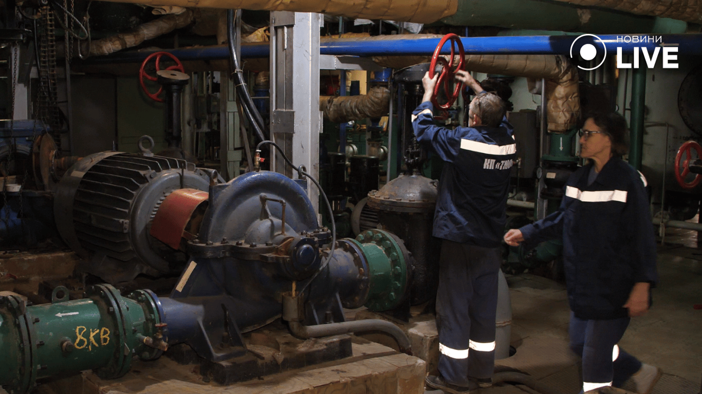 Работники работают на трубах теплоснабжения. Фото: Новини.LIVE