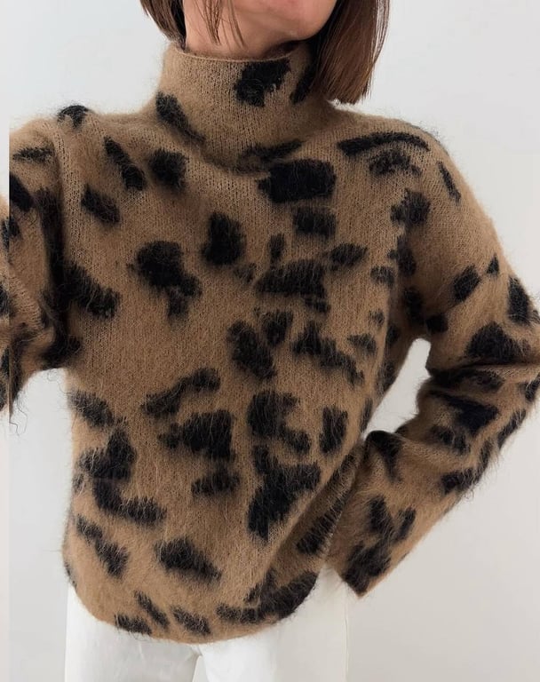 Светр, який вдало працює в зимових образах