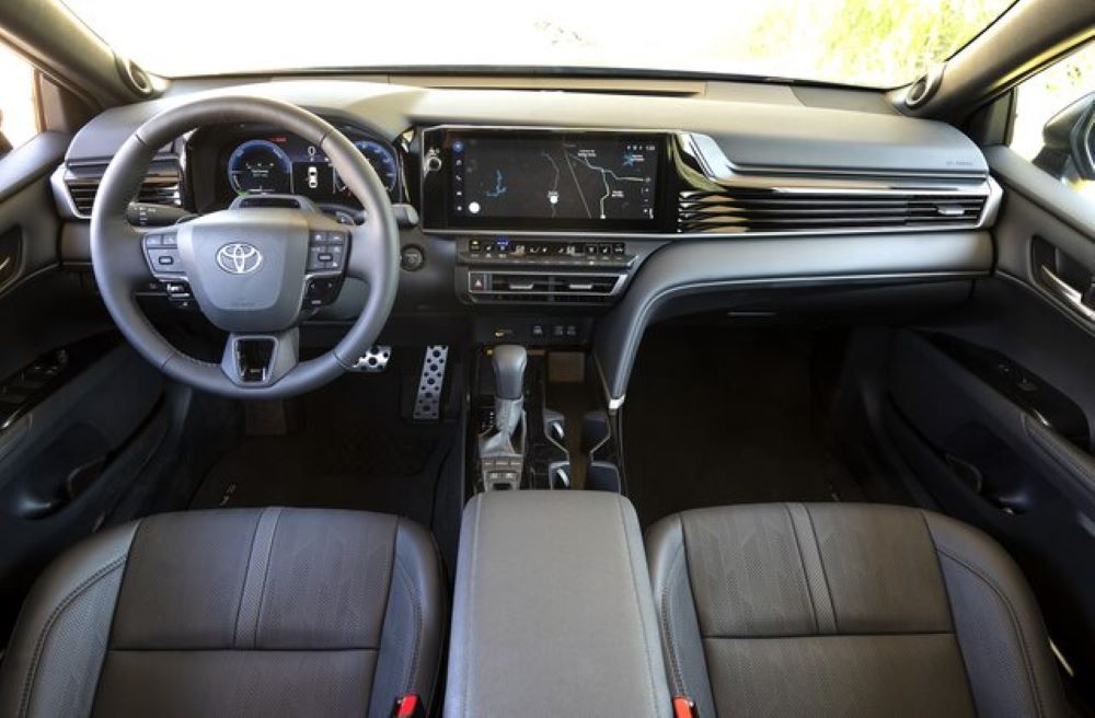 Долгожданный Toyota Camry нового поколения приехал в Украину - какая цена - фото 1