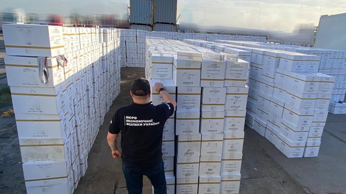 В порту на Одещині вилучили контрабандні цигарки на десятки мільйонів