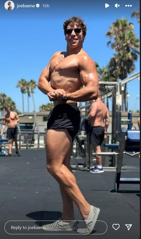 Внебрачный сын Арнольда Шварценеггера воспроизвел его легендарное фото - фото 1