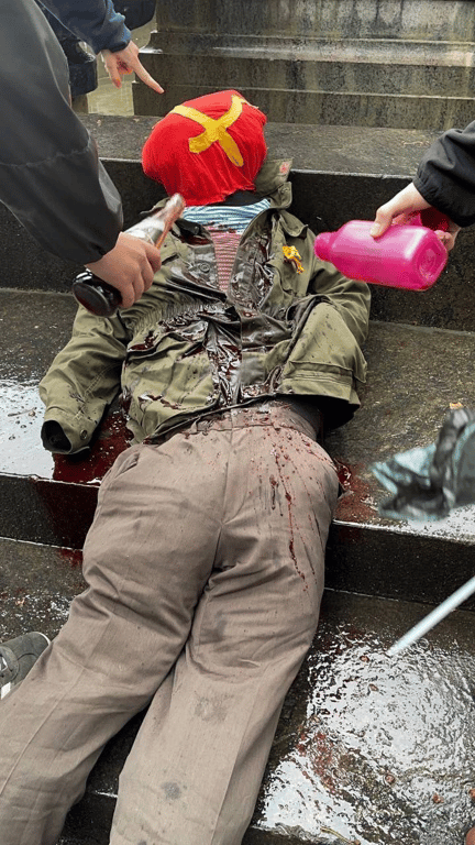 В Одесі активісти поклали опудало під пам'ятник Пушкіну - фото 1