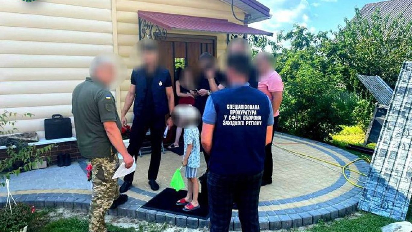 Змушував солдатів будувати собі будинок: на Львівщині військовослужбовцю повідомили про підозру