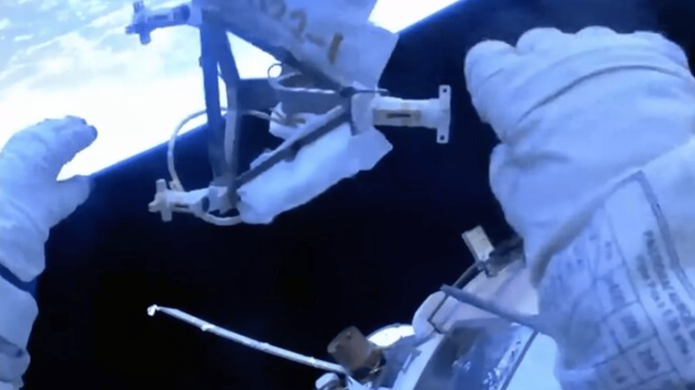 Российские космонавты выбросили старое оборудование в открытый космос